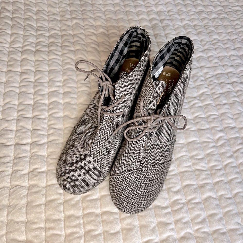 toms ankle boot wedges size 8.5 brown herringbone